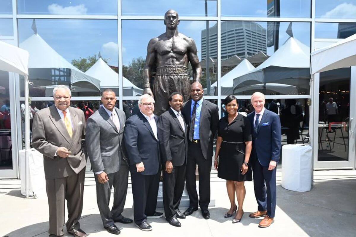 VIDEO I Atlanta linnapea avas Holyfieldi kuju