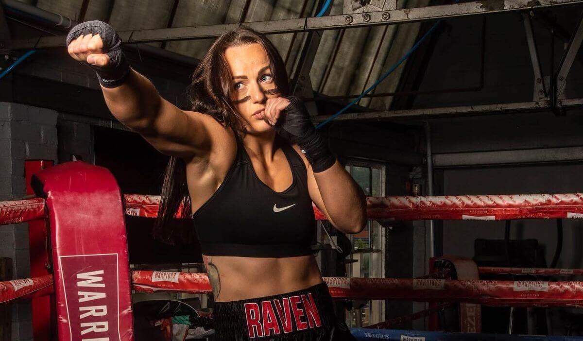 Video: Polina Golubeva poksis Inglismaal Raven Chapmaniga