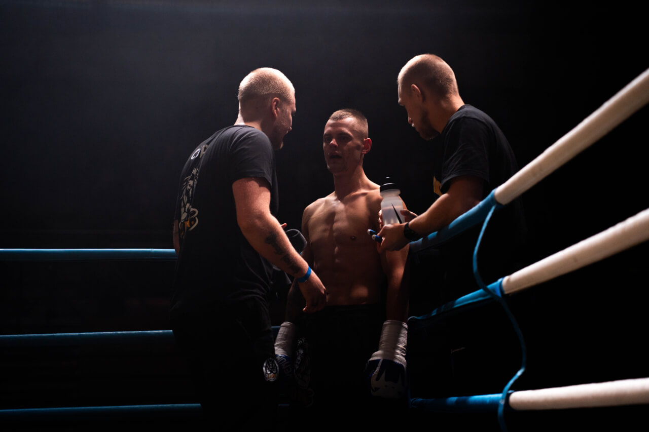 Treener Sten Aru: võitluskunstid kasvatavad enesekindlust ja sisemist rahu Sten Aru vasakul, paremal Maikel Astur. Foto Grete Veedla)