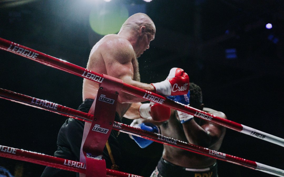 FOTOGALERII: Katkiste nukkidega võiduni: Uku Jürjendal tegi võimsa profipoksi debüüdi