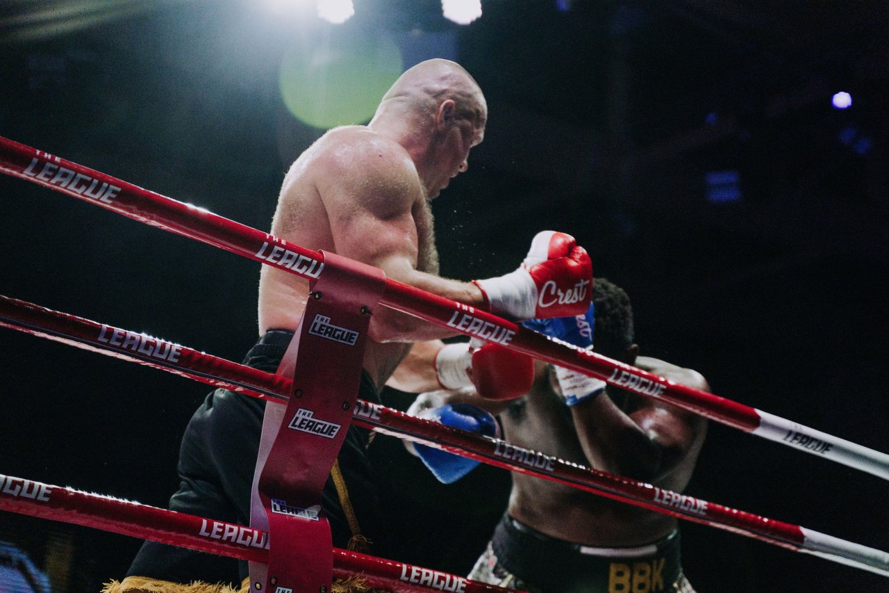 FOTOGALERII: Katkiste nukkidega võiduni: Uku Jürjendal tegi võimsa profipoksi debüüdi The League X (Foto Joosep Ints) – Uku Jürjendal vs Kevin Masirika