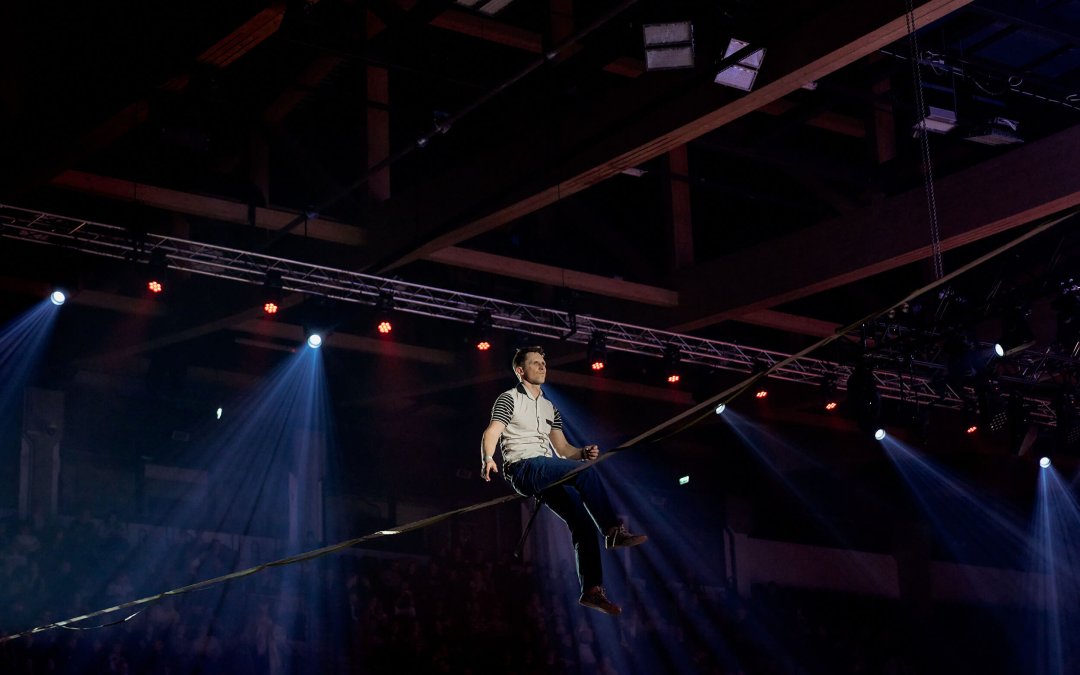 THE LEAGUE 11 I Slackliner Jaan Roose: inimeste pea kohal trikkide tegemine nõuab täielikku usaldust ja täpsust