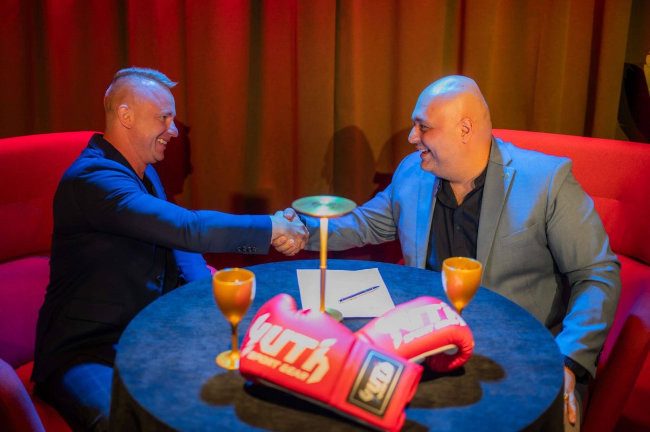 AFTERMOVIE I Fight.Shop Official ja Fight.Shop Estonia allkirjastasid lepingu: siit võib välja kasvada rahvusvaheline edulugu Fight Shop esinduslepingu allkirjastamine (Foto Karen Härms) (048) - Toomas Linnu ja Samer Al-Suojhayer