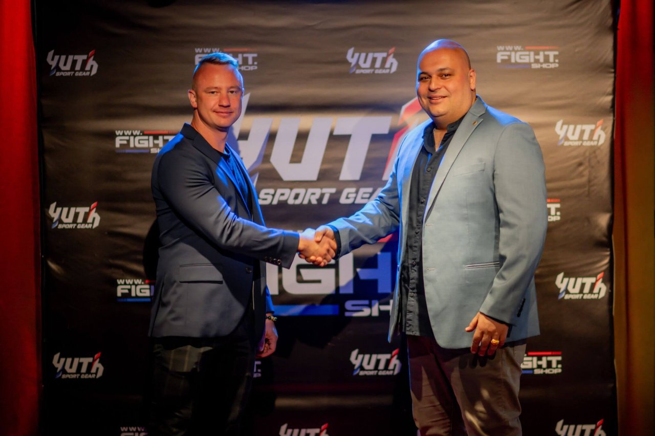 VIDEO I Samer Al-Suojhayer toob Fight.Shop’i Eestisse – rahvusvaheline koostöö toob turule eksklusiivsed kollektsioonid Fight Shop esinduslepingu allkirjastamine (Foto Karen Härms) (063) - Toomas Linnu ja Samer Al-Suojhayer