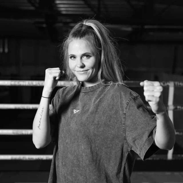 NAISED MUAY THAIS I Kristin Säärekõnno: ainuke trenn, mida kahetsed, on see, mida sa ei teinud

Muay Thai populaarsus on Eestis kiiresti kasvamas – ja mitte ainult meeste seas. Üha rohkem naisi leiab tee võitlusspordi juurde, otsides sealt jõudu, enesekindlust ja võimalust oma piire nihutada.

Kristin Säärekõnno lugu on näide sellest, kuidas esmapilgul väike otsus – minna proovitrenni – võib viia suurte muutusteni nii isiklikus elus kui ka karjääris. 

Ta räägib GoodFight`ile antud eksklusiivses intervjuus oma teekonnast, jagades nii oma kogemusi, õppetunde kui ka julgustust neile, kes mõtlevad alles esimese sammu tegemisele.

Vaid kuuga sai temast Keilas esimene naiste Muay Thai treener. „Siin oli sellist võimalust vaja ja tundus ainuõige alustada just naiste treeningutega. Naiste energias on midagi teistsugust ja erilist, mis loob treeningule hea ja turvalise ruumi,” selgitab ta.

„Kui ma poleks läinud oma esimesse trenni, siis ei oleks mul täna imelist elukaaslast ega tööd, mis on minu hingetöö. Ainuke trenn, mida sa kahetsed, on trenn, mida sa ei teinud,” ütleb Kristin. 

Hakka jälgima: @kristinsaarekonno 
Loe: GoodFight.ee